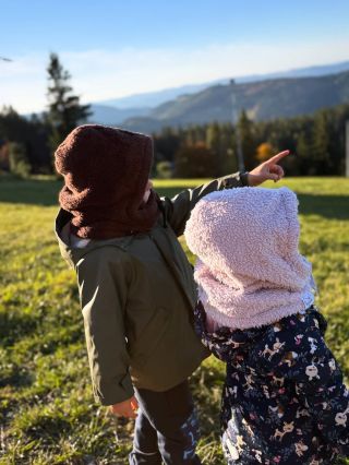 “Máme tady ale krásně co?” 🫶🏻⛰️ . . #wjaushop #wjau #handmade #kukly #děti #wjaukukly